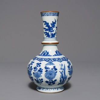 Een gelobde Chinese blauwwitte hookah-basis voor de islamitische markt, Kangxi