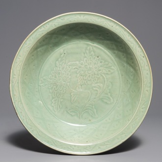Een Chinese Longquan celadon schotel met onderglazuur pioenrozendecor, Ming