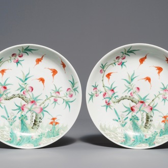 Une paire d'assiettes en porcelaine de Chine famille rose à décor de chauve-souris et pêches, République, 20ème