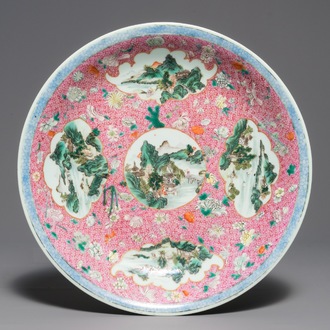 Un plat en porcelaine de Chine famille rose à décor de paysages, marque de Qianlong, Chine, République, début du 20ème