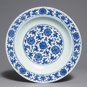 Un plat en porcelaine de Chine bleu et blanc à décor de style Ming, Qianlong