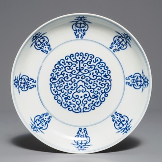 Une assiette 'shou' en porcelaine de Chine bleu et blanc, marque de Tongzhi, 19/20ème