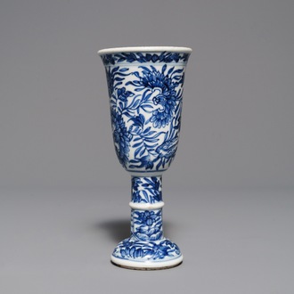 Un gobelet sur piedouche en porcelaine de Chine bleu et blanc, Kangxi
