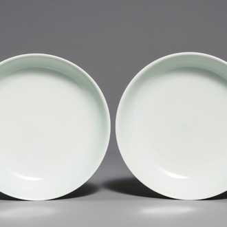 Une paire d'assiettes en porcelaine de Chine à décor anhua, marque de Qianlong, 19/20ème