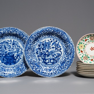 Een paar Chinese blauwwitte borden en 8 famille verte schotels, Kangxi