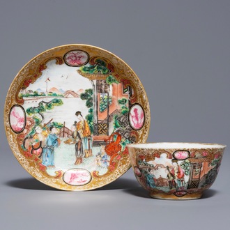 Une tasse et soucoupe en porcelaine de Chine famille rose, Yongzheng/Qianlong