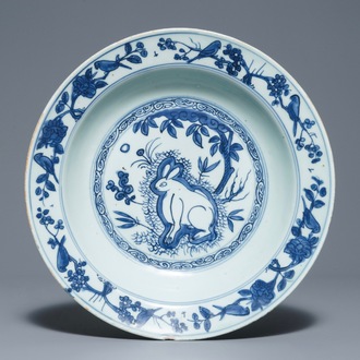Un plat en porcelaine de Chine bleu et blanc à décor d'un lièvre, Jiajing