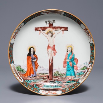 Une assiette en porcelaine de Chine famille rose à décor de la crucifixion, Qianlong