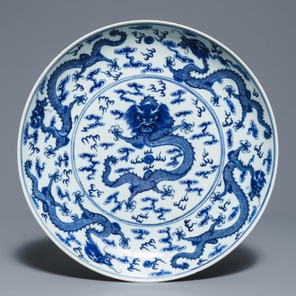 Un plat en porcelaine de Chine bleu et blanc à décor de dragons, marque de Qianlong, 19ème