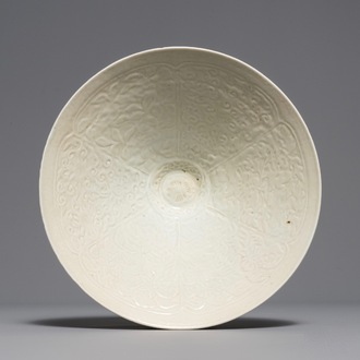 Un bol de forme conique en porcelaine de Chine qingbai, Song