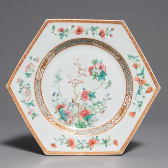 Un plat de forme octagonale en porcelaine de Chine famille rose à décor de pivoines, Yongzheng