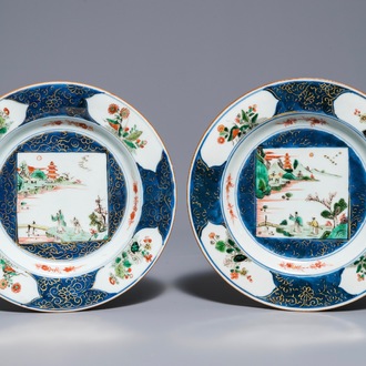 Une paire d'assiettes en porcelaine de Chine famille verte et bleu poudré, Kangxi