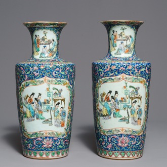 Une paire de vases de forme rouleau en porcelaine de Chine famille rose, 19ème