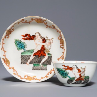 Une tasse et soucoupe en porcelaine de Chine à décor de Pan jouant la lyre, Qianlong