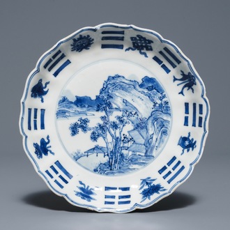 Een Chinees blauwwit bord met een landschap, Chenghua merk, Kangxi