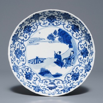 Een Chinees blauwwit gelobd bord met figuren in een landschap, Kangxi merk en periode