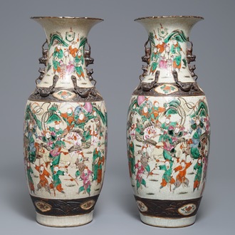 Une paire de vases aux guerriers en grès de Nankin, Chine, 19ème