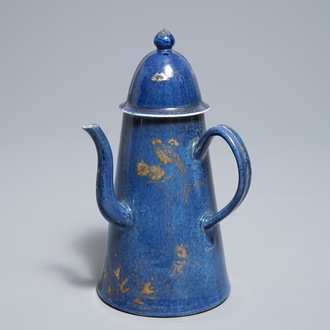Une cafetière couverte en porcelaine de Chine bleu poudré et doré, Kangxi