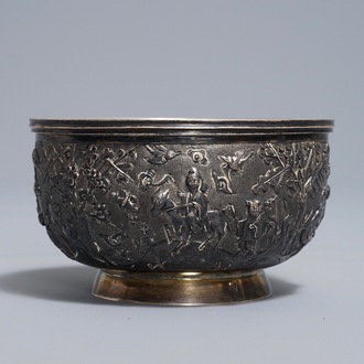 Een Chinese zilveren kom met reliëfdecor, gemerkt Qing Xiang, 19/20e eeuw