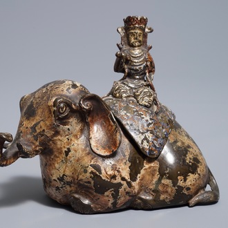 Een Chinese bronzen wierookbrander in de vorm van een olifant met berijdster, Ming