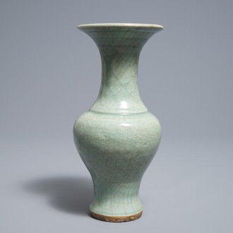 Een Chinese Longquan celadon vaas met onderglazuur decor, Ming