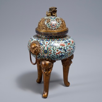 A Chinese cloisonné tripod incense burner and cover, 19/20th C.