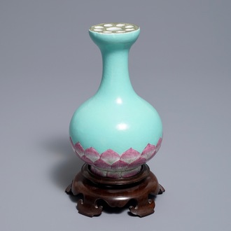 Un vase en forme de lotus en porcelaine de Chine famille rose, 19/20ème