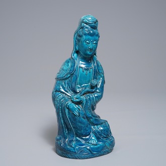 Une figure de Guanyin en porcelaine de Chine turquoise, 19/20ème