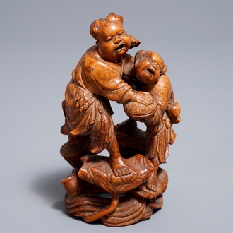 Un groupe en bambou sculpté figurant deux garçons jouants, 19/20ème