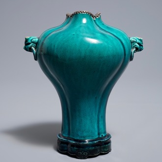 Un vase sur socle en porcelaine de Chine turquoise monochrome, 18ème