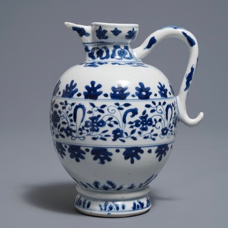 Une verseuse en porcelaine de Chine bleu et blanc d'après un modèle européen, Kangxi