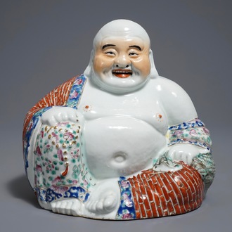 Une figure de Bouddha en porcelaine de Chine famille rose, 19/20ème