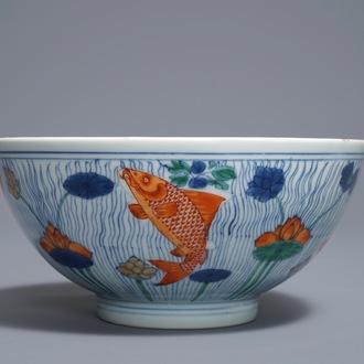 Un bol en porcelaine de Chine doucai à décor de poissons, marque de Xuande, Kangxi