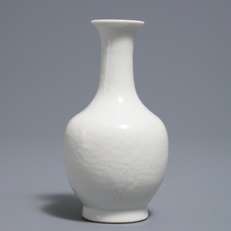 Een Chinese flesvormige blanc de Chine vaas met onderglazuur floraal decor, ca. 1900