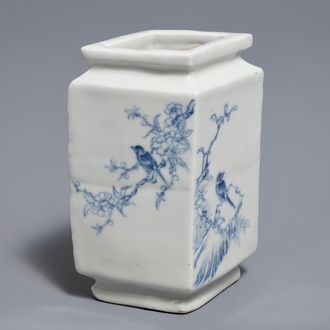 Un vase de forme lozange en porcelaine de Chine bleu et blanc, 20ème