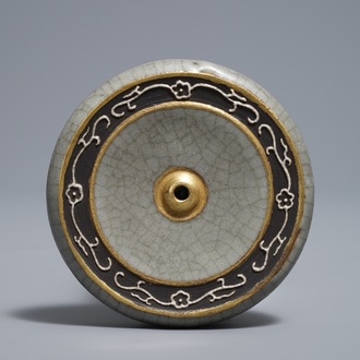 Un poids de rouleau en porcelaine de Chine à fond craquelé de type ge, marque de Qianlong, 19/20ème