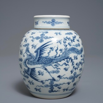 Een Chinese blauwwitte dekselpot met een draak en feniks, Kangxi/Yongzheng
