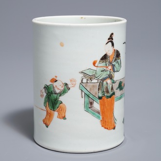 Un pot à pinceaux en porcelaine de Chine famille verte de style Kangxi, 19/20ème
