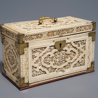 Une boîte anglo-chinoise en ivoire sculpté et cuivre, 19ème