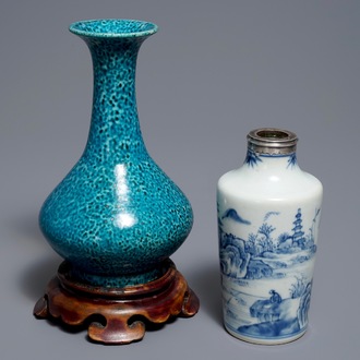 Deux vases en porcelaine de Chine bleu et blanc et turquoise monochrome, Qianlong et 19ème