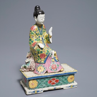 Un modèle d'une femme assise en porcelaine de Chine famille rose, Yongzheng