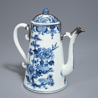 Une verseuse couverte en porcelaine de Chine bleu et blanc à monture en argent, Qianlong