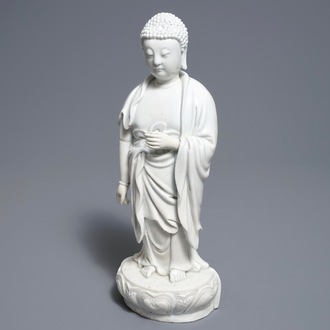 Un modèle de Bouddha debout en porcelaine blanc de Chine de Dehua, marque sur le dos, Kangxi