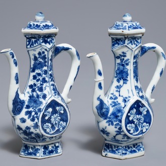 Une paire de verseuses couvertes en porcelaine de Chine bleu et blanc, Kangxi