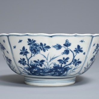 Een Chinese blauwwitte kom met floraal decor in vakverdeling, Kangxi