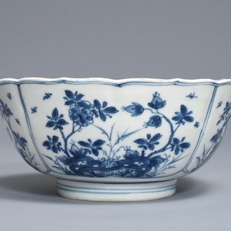 Een Chinese blauwwitte kom met floraal decor in vakverdeling, Kangxi