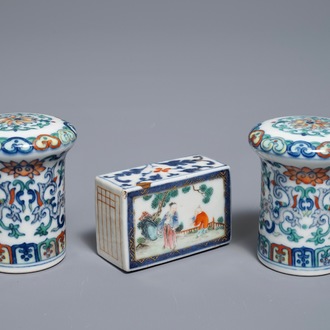 Un poids et deux têtes de rouleau en porcelaine de Chine doucai et famille rose, 19/20ème