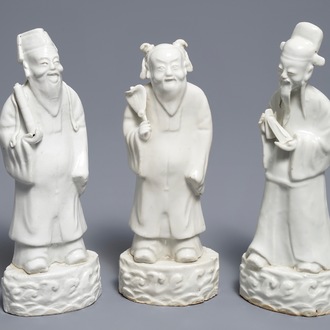 Trois figures d'Immortels en porcelaine blanc de Chine, 18/19ème