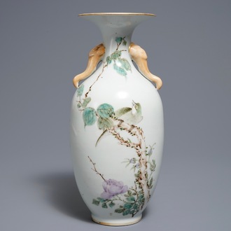 Un vase en porcelaine de Chine qianjiang cai à décor de fleurs et oiseaux, 19/20ème