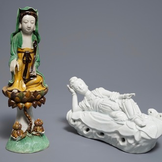 Deux modèles de Guanyin en porcelaine blanc de Chine et famille verte, 18/19ème